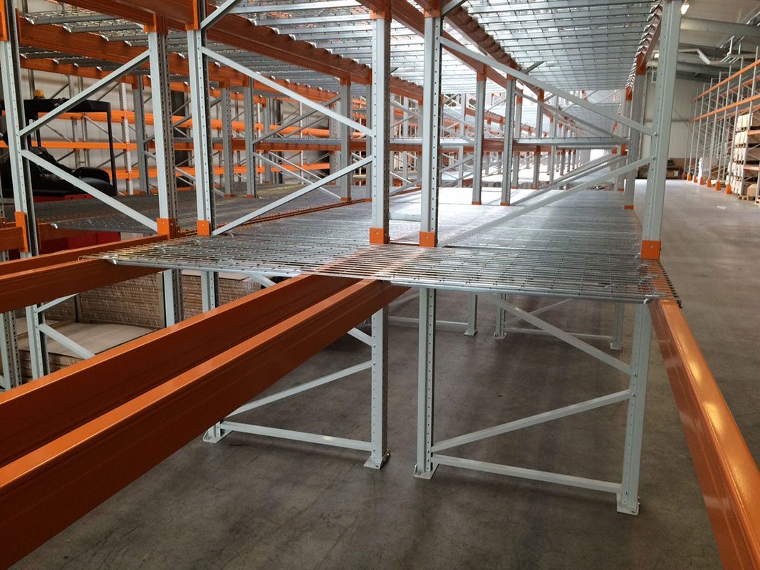 Estructura de estanterías Rack con malla mesh deck fabricada por Metalmalla